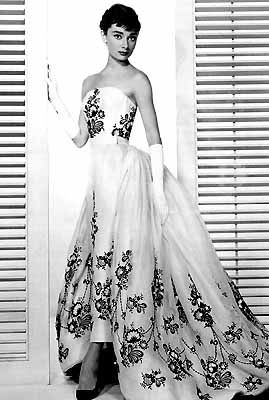 Sabrina!...Givenchy creation, as was this exquisite evening gown, which our heroine wears in the tennis court/Isn’t It Romantic scene with David (William Holden). Audrey Hepburn Wedding Dress, Audrey Hepburn Wedding, Audrey Hepburn Outfit, Sabrina 1954, Fashion Design Inspiration, Jacques Fath, Givenchy Dress, Veronica Lake, Audrey Hepburn Style