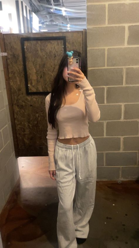 How To Style Flare Sweatpants, Sweatpants Wide Leg Outfit, Low Waisted Sweatpants Outfit, Sweatpants Outfit Coquette, Coquette Sweatpants Outfit, Flare Sweats Outfit, Sweatpants School Outfit, Anastasia Sweatpants Outfit, Grey Wide Leg Sweatpants Outfit