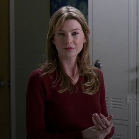 Meredith Grey Season 1, Meredith Grey Hair, Meredith Grey's Anatomy, Grey's Anatomy Doctors, Doctor Shows, Greys Anatomy Characters, Grey Anatomy Quotes, Gray Hair Cuts, Rebecca Ferguson