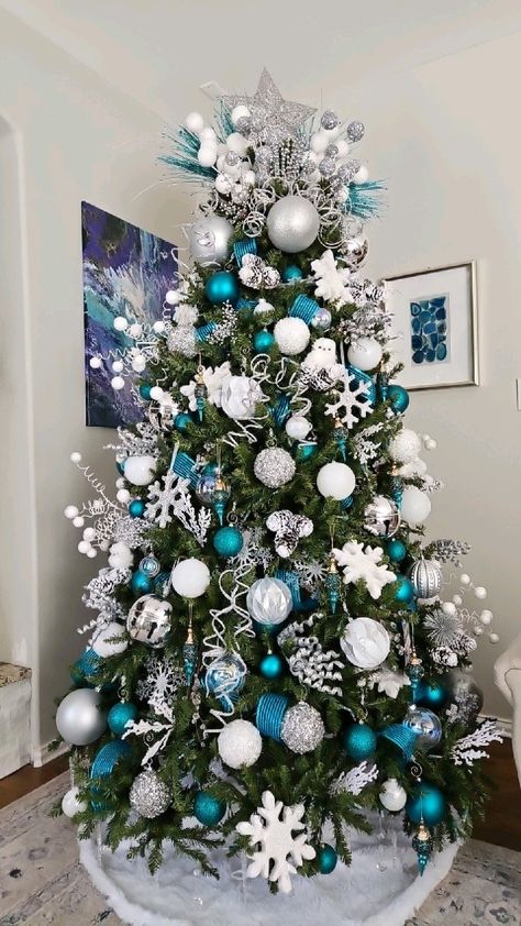 Christmas Tree Light Blue, Christmas Tree Ideas Blue, Blue Christmas Tree Decorations, Blue Christmas Tree, Luxury Lifestyle Dreams, Beautiful Christmas Trees, Christmas Tree Lighting, Christmas Tree Themes, Blue Christmas