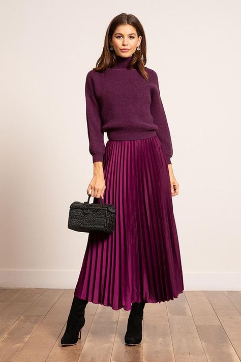 Satin Pleated Skirt, Pleated Skirt Outfit, Outfit Chic, Amal Clooney, Purple Sweater, Looks Chic, 가을 패션, 2000s Fashion, Mode Inspiration