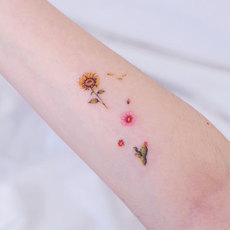 Unique Dainty Tattoos, Tiny Flower Tattoos, Dainty Tattoo, Tattoos Meaningful, Bright Tattoos, Family Tattoo Designs, Funky Tattoos, Delicate Tattoo, Sunflower Tattoos