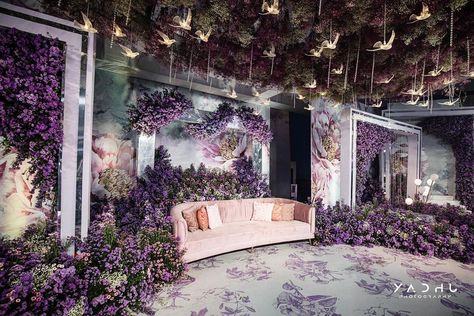 Purple Reception Decor, Mehendi Theme, Marriage Manifestation, Purple Indian Wedding, Couple Seating, Reception Background, Stage Decoration Photos, Indian Wedding Deco, Lilac Decor