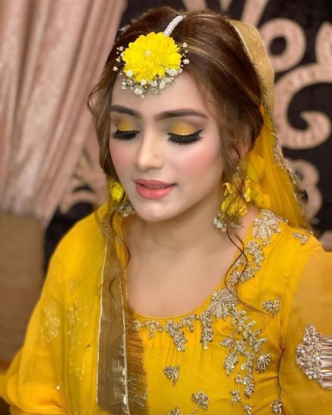 Wearing a Tikka completes the bridal look. Whether it’s the pre-bridal function or the main #wedding, no #bridal look is complete without this one fashion #accessory. But why to stick to the same old simple designs when you have so many alternatives available. Have a look at these gorgeous Tikka alternatives which brides can try on various functions…. #Threads Mehndi Jewellery, Mehndi Makeup, Party Eye Makeup, Bridal Mehndi Dresses, Wedding Flower Jewelry, Indian Bride Makeup, Yellow Makeup, Pakistani Bridal Makeup, Bridal Makeup Images