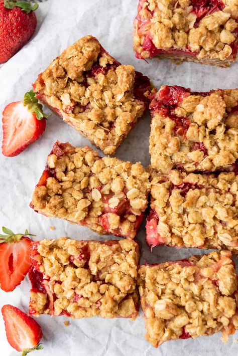 Healthy Strawberry Crumble, Caramel Crumble Bars, Strawberry Crumble Bars, Strawberry Rhubarb Bars, Cake Numbers, Strawberry Caramel, Caramel Crumble, Rhubarb Bars, Oat Crumble Topping