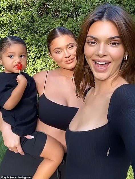 New release: Kendall and Kylie Jenner were joined by Stormi to celebrate the line's launch... Corpo Kendall Jenner, Stylizacje Kylie Jenner, Kardashian Girls, Moda Kylie Jenner, Kendall Ve Kylie, Kylie Jenner Fotos, Stile Kylie Jenner, Kylie Collection, Look Kylie Jenner