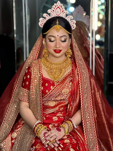 Bangoli Bride Bengali Wedding, Bengali Bride Simple Look, Sabyasachi Bengali Bride, Bengali Wedding Makeup, Bengali Bride Look, Bengali Reception Bridal Look, Reception Look Bride Indian, Bengali Bride Makeup, Bengali Bride Reception Look