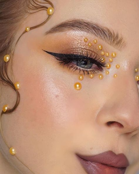 Gold Pearl Makeup, Pearl Photoshoot, Stand Glitter, Euphoria Inspired Makeup, Types Of Makeup Looks, Pearl Makeup, Fresh Makeup Look, Yellow Makeup, Euphoria Makeup