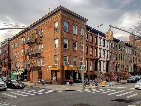 A street corner in Cobble Hill, Brooklyn. Photo taken in 2019 by Joe Raskin. Henry and Baltic Sts Street Veiw, 2 Point Perspective City, Corner Drawing, Cobble Hill Brooklyn, Perspective Pictures, Hollywood Street, Brooklyn Street, Perspective Photos, Building Photography