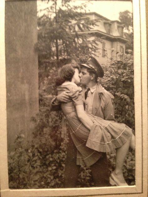 Homecoming. C.1940s Couples Vintage, In His Arms, Fotografi Vintage, Vintage Couples, Hipster Man, Vintage Versace, Vintage Romance, Old Photographs, Photo Vintage