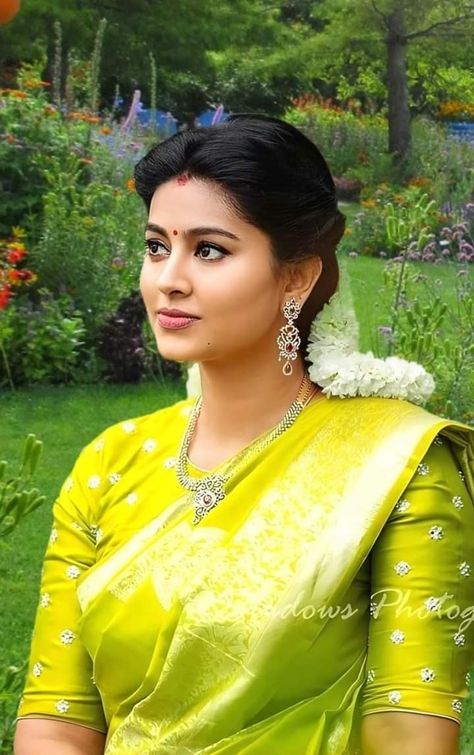 Sneha Prasanna, Indian Bride Makeup, Model Blouse, Latest Model Blouse Designs, Saree Blouse Designs Latest, Actor Picture, Hot Images, Blouse Models, Blouse Designs Latest