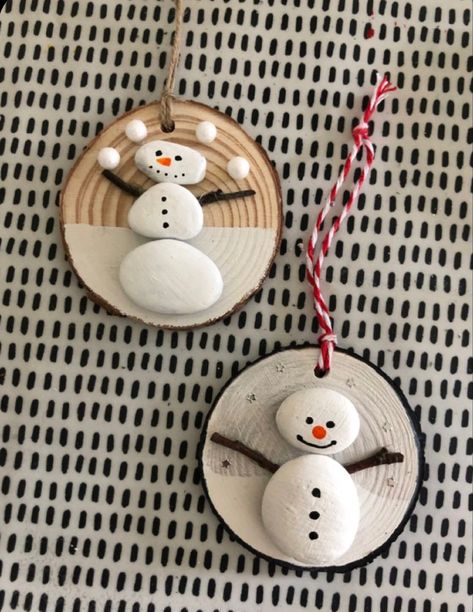 Wood Slice Pebble Art, Small Rock Art Ideas, Pebble Art Snowman, Christmas Craft With Wood Slices, Small Wood Slices Ideas, Small Wooden Circle Crafts, Pebble Art Ornaments, Natural Wood Slices Crafts, Painted Wood Slices Christmas