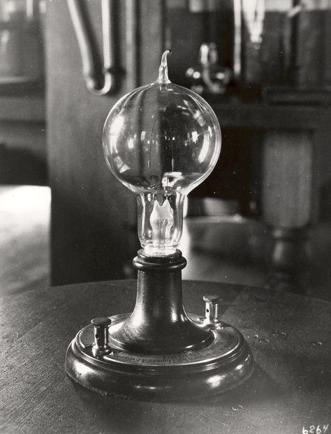 Incandescent Light Bulb - invented (or rather, improved) 1879 by Thomas Edison, the incandescent light bulb made for practical, long-lasting lighting in a home setting. Description from pinterest.com. I searched for this on bing.com/images Thomas Edison Light Bulb, Edison Lamp, Incandescent Light Bulb, Edison Lighting, Electric Lamp, Great Inventions, Thomas Edison, Incandescent Lamp, January 27