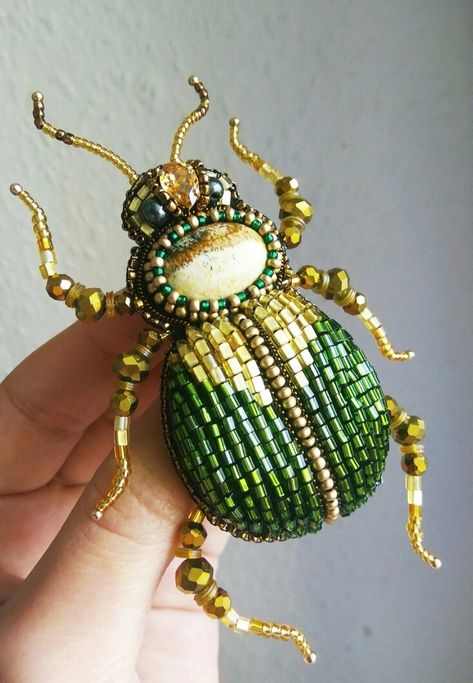 Bugs Embroidery, Embroidery Workshop, Embroidery Hoop Crafts, Bug Crafts, Beadwork Embroidery, Brooch Diy, Beautiful Beadwork, Beaded Jewlery, Beaded Jewelry Tutorials