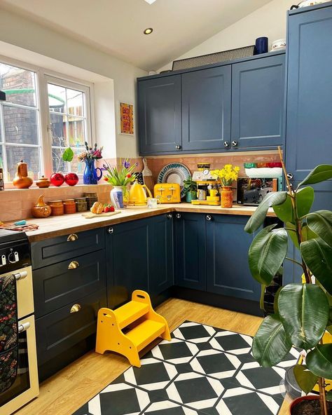 Look at this kitchen! This navy nuanced cabinet will present a masculine look in your kitchen. While some equipment with colorful nuances will present a lively spring look. Coupled with the yellow tulip arrangement and potted plants, it will make your kitchen look more beautiful and very festive. Accents of Colorful Items from @thehexagonalhouse #springdecoration2023 #springhomedecor Tulip Arrangement, Spring Outdoor Decor, Tulips Arrangement, Navy And Yellow, Spring Decoration, Blue Cute, Yellow Kitchen, Spring Look, Yellow Tulips