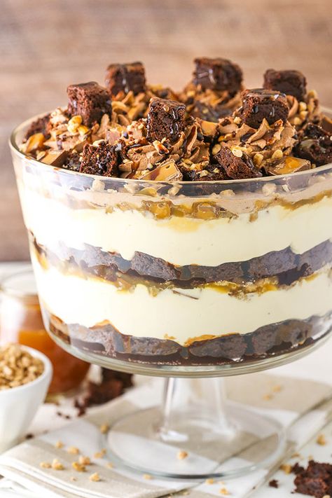 Caramel Cheesecake Brownie Trifle | Easy Chocolate Dessert Idea Brownie Triffle, Trifle Recipes Easy, Trifle Bowl Recipes, Life Love And Sugar, Chewy Chocolate Brownies, Cheesecake Caramel, Brownie Trifle, Cheesecake Trifle, Cheesecake Brownie