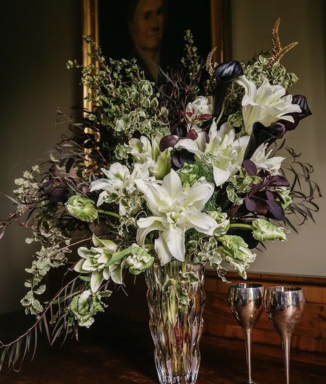 Old Hollywood Floral Arrangements, 1920 Flower Arrangements, Great Gatsby Flower Arrangements, 1920s Flower Arrangements, Create An Entryway, Creating An Entryway, 2024 Party, Nouveau Flowers, 20s Wedding