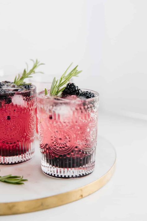 Gin Tonic Recipe, Gin Drink Recipes, Blackberry Gin, Raspberry Gin, Spicy Candy, Cocktail Gin, Frozen Cocktail Recipes, Tonic Drink, Tonic Recipe