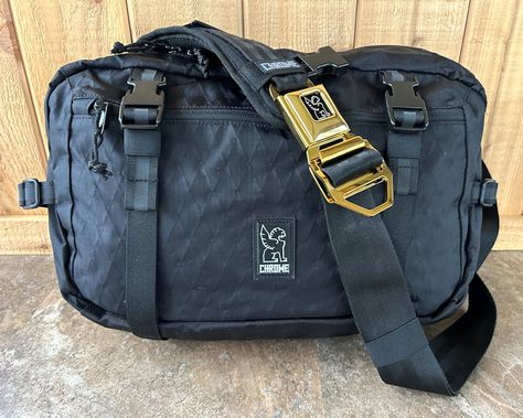 REVIEW – What’s halfway between a shoulder bag and a backpack?  A cross-body sling bag, that’s what.  Long-time bag maker Chrome Industries recently released their 15L Kadet Max and included a new feature: a swappable buckle.  Let’s take a look. What is it? The Chrome Industries Kadet Max is a cross-body sling bag with a […] Chrome Industries, Cross Body Sling Bag, Edc Bag, Sailing Outfit, Sling Bag, Laptop Sleeves, Industrial Design, Cross Body, Shoulder Strap