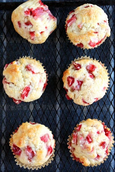 Strawberry Shortcake Muffins, Strawberry Muffin Recipes, Mousse Au Chocolat Torte, Fresh Strawberry Recipes, Strawberry Dessert Recipes, Strawberry Muffins, Strawberry Desserts, Fresh Strawberries, Savoury Cake