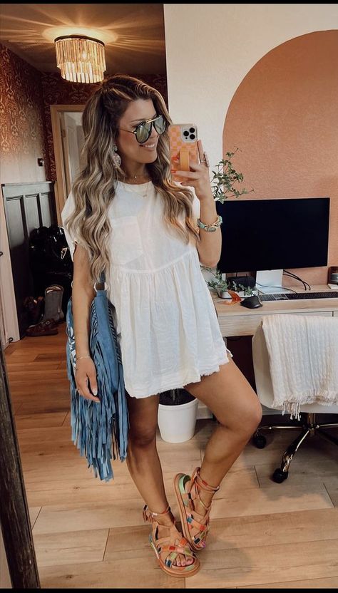 Neutral Boho Outfit Ideas, Boho Easter Outfit, Boho Mom Style Summer, Cassidy Michelle Outfits, Therapist Attire, Spring Boho Outfits, Boho Spring Outfits, Boho Mom Outfits, Classically Cassidy