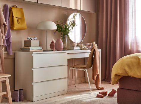 Because the #MALM chest of drawers and #MALM dressing table are in the same height, they can stand together and create a large top surface where you can place your mirror, table lamp and decorative items to enhance your bedroom look. Ikea Malm Dressing Table, Reka Bentuk Bilik Tidur, Malm Dressing Table, Design Ložnic, Ikea Malm Dresser, White Dressing Tables, Malm Dresser, Hiasan Bilik Tidur, Painted Drawers