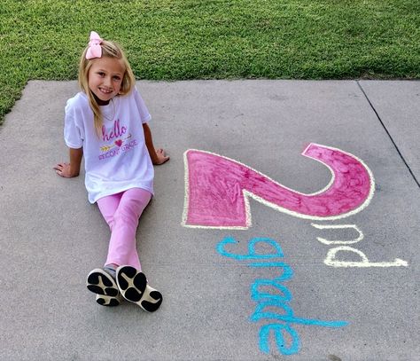 2nd Grade Photo Shoot Ideas, First Day Of Second Grade, First Day Of School Photo, School Pic, School Pics, Chalk Sign, Book Diary, Baby Keepsakes, Sidewalk Chalk Art