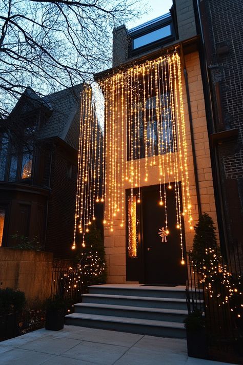 Christmas Lights Outside Trees, Cool Christmas Lights Outside, Christmas Lights Front Of House, New Years Front Porch Decor, Vintage Outdoor Christmas Lights, Scandinavian Outdoor Christmas Decor, Classic Christmas Lights Outside, Classy Christmas Lights, Christmas Decor Ideas Outdoor Lights