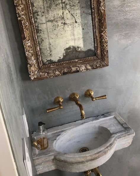 small marble sink brass gold mirror Koti Diy, Drop In Bathroom Sinks, French Country Bathroom, Marble Bathroom, Rustic Bathroom, Beautiful Bathrooms, Bathroom Inspiration, 인테리어 디자인, Bathroom Interior Design