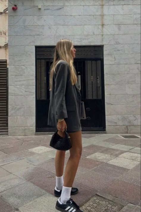 What to Wear for Rainy Summer Days? 15 Rainy Summer Outfits 2 Barcelona Outfits Spring, Rainy Summer Outfit, Summer Rainy Day Outfit, Samba Outfit Ideas, Adidas Samba Outfits, Barcelona Outfits, Madrid Outfits, Samba Outfits, Summer Day Outfits