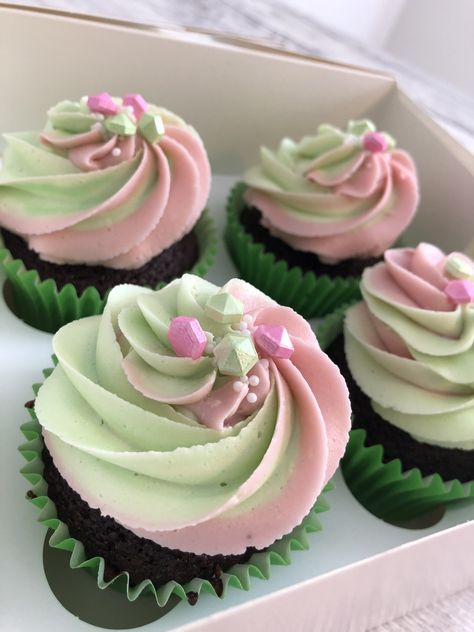 Spring swirl cupcake Pink And Green Cupcakes, Sweet Briar College, Swirl Cupcakes, Green Cupcakes, Sweet Briar, Pretty Cupcakes, Cupcake Cake Designs, Garden Cakes, Flower Cupcakes