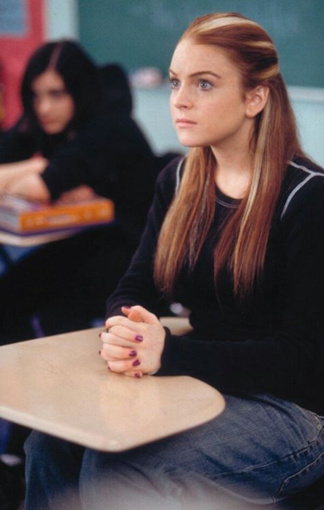 Friday Hairstyles, Lindsay Lohan 2000s, Lindsay Lohan Hair, Hair Streaks, Lizzie Mcguire, Leighton Meester, Movie Fashion, Lindsay Lohan, Hair Inspo Color