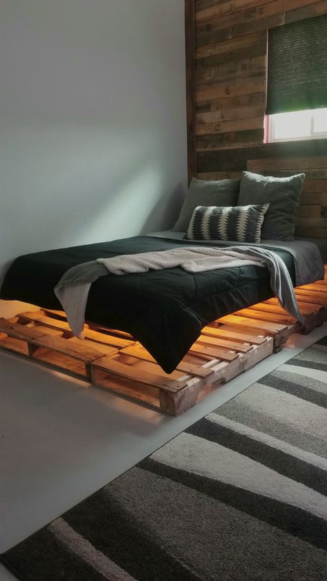 Skid Bed Frame Diy, Floating Pallet Bed Frame, How To Make Floating Bed Frame, Bed With Pallets Platform, Floating Palette Bed, Floating Bed Pallets, Bedroom Ideas Floating Bed, Pallet Floating Bed, Queen Bed On Floor Ideas