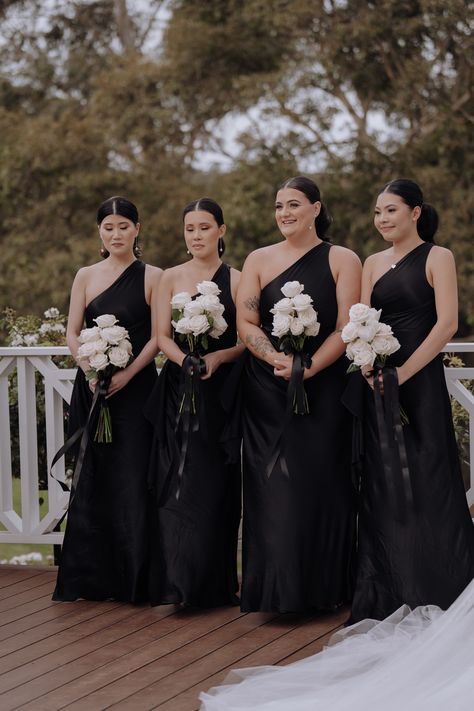 Stunning long stem white roses - and the black ribbon to tie it altogether!😍 Photography 📸 MEO Weddings White Bouquet Black Ribbon, Black Tie Bouquet, Long Stem Bridesmaid Bouquet, Black And White Bridesmaid Bouquet, Bouquet With Black Ribbon, Black Rose Bouquet, Rose Bridesmaid Bouquet, Winter Moodboard, Bridesmaid Stuff