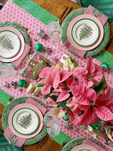 Williams Sonoma Christmas Table, Lennox Christmas Table Settings, Pink Red Green Christmas Decor, Spode Christmas Tablescape, Retro Christmas Tablescapes, Whimsical Christmas Tablescapes, Christmas Dinner Table Scape, Christmas Table Pink, Whimsical Christmas Table Setting Ideas