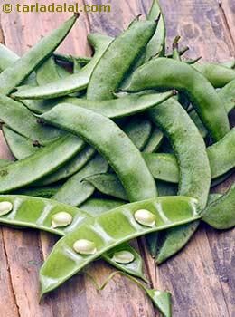 What is valor papdi? Glossary | Benefits, Uses, Recipes Flat Green Beans, Flat Beans, Gujarati Cuisine, Indian Foods, Runner Beans, Chilli Paste, Bountiful Harvest, Green Chilli, Garlic Paste