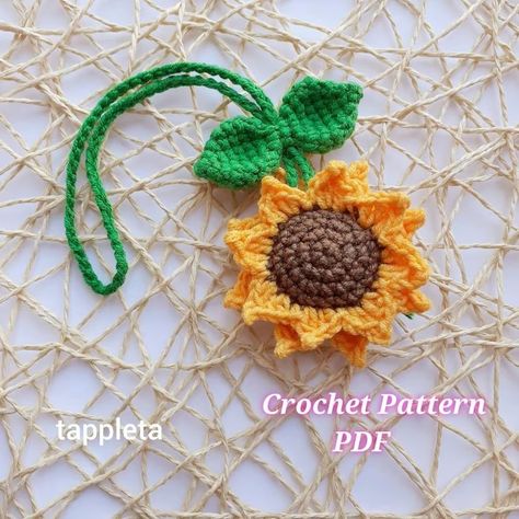 Daisy and Sunflower Charm Crochet Pattern, Crochet Daisy Rear View Mirror Car Charm, Crochet Flowers Car Decoration, Bag Charm Accessories - Etsy Flower Car Decoration, Charm Crochet, Mirror Pattern, Sunflower Charm, Crochet Strawberry, Crochet Car, Strawberry Pattern, Crochet Motif Patterns, Flower Car