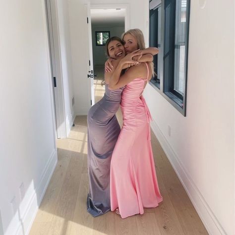 Prom Poses For Girlfriends, Prom 2024 Pictures, Prom Poses For Singles, Prom Picture Friends, Bestie Prom Poses, Formal Inspo Pics, Prom Poses For Two Friends, Prom Photos Best Friends, Prom Pics Aesthetic Friends