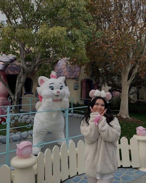 Marie Disney Outfit, Aesthetic Disneyland Pictures, Disneyland Instagram Pictures, Disney In November, Disneyland Christmas Outfit, Disneyland Pics, Outfits For Disney, Disneyland Fits, Christmas At Disneyland