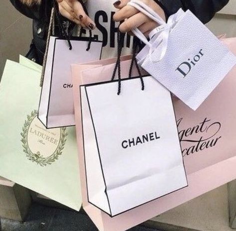 Shopping Bags Aesthetic, Luxury Brands Shopping, Clueless Movie, Sunday Planning, Outlet Mall, Shop Till You Drop, Fashion Marketing, Bags Aesthetic, Birthday Wishlist