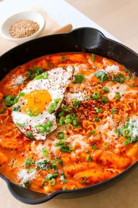 Rabokki - Korean Rice Cakes and Ramen | Moribyan Recipes With Korean Rice Cakes, Korean Rabokki, Vanilla Homemade, Hadid Pasta, Korean Rice Cakes, Shortcake Cookies, Gochujang Chicken, Recipe Korean, Peri Chicken