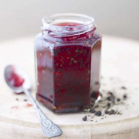 THE ULTIMATE GUIDE TO FREEZER JAM ~ everything you need to create gorgeous, healthy, vibrant jams, jellies, marmalades and curds for every season of the year ~ no canning equipment needed! #preserves #smallbatchjam #refrigeratorjam #nocanjam #canning #breakfast Red Currant Jelly Recipe, Curd Recipes, Peach Freezer Jam, Refrigerator Jam, Rhubarb Chutney, Easy Strawberry Jam, Relish Sauce, Freezer Jam Recipes, Jelly Recipe