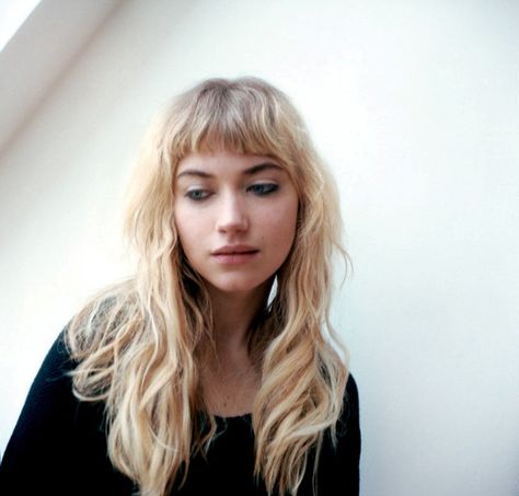 Long Haircut Short Bangs, Imogene Poots Hair, Shaggy Hime Haircut, Long Layered Hair With Micro Bangs, Short Bangs Long Hair Layered Cuts, Imogen Poots Hair, Long Hair Baby Bangs, Grunge Bangs, Grunge Fringe