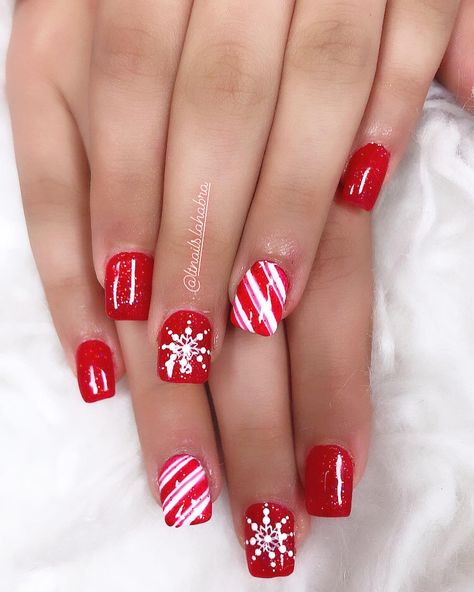 Pedicure Christmas Designs, Short Natural Nail Christmas Designs, Christmas Nails 2023 Short Square, Classy Red Christmas Nails, Christmas Gel Nails Designs Winter, Christmas Nails And Toes, Short Square Acrylic Nails Christmas, Red And Pink Christmas Nails, Christmas Nails Sns