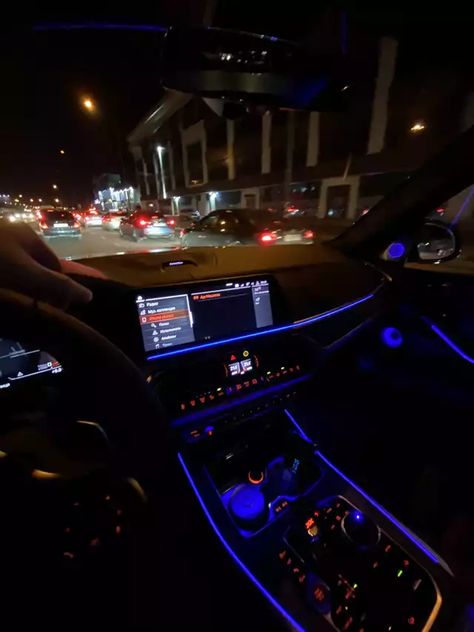 The X7 interior is something else at night. - Imgur Bmw Interior Night, Bmw 7 Series Interior, Wealthy Lifestyle Luxury, Car Body Design, Rauch Fotografie, Bmw Interior, Bmw Wagon, Night Drives, Bmw X7