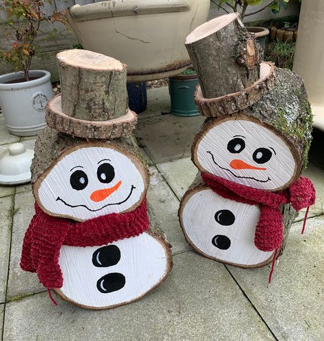 Rustic Oak Wood Snowman Christmas Decoration Thick natural oak wood rounds have been used to construct these truly adorable snowmen ornaments which gives a fabulous rustic edge to your home decor.  The face and body oak pieces have been painted, free-hand, and put together to make this happy snowy chappy, and once assembled all ready and waiting for his new home this Christmas to take pride of place amongst the yuletide decorations.  Each snowman is able to stand unaided when placed in your chos Snowman Out Of Wood, Log Creations, Diy Christmas Ornaments Rustic, Yuletide Decorations, Snowman Diy, Snowmen Ornaments, Woodwork Ideas, Natural Oak Wood, Wood Snowman