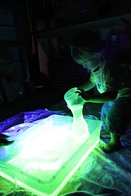 Haunted Hollow Idea-Glow in the dark water for haunted house.  Highlighter + water + blacklight Glowing Water, Glow Water, Black Lights, Kid Science, Cool Science Experiments, Preschool Science, Science Experiments Kids, Science Fair, Science For Kids