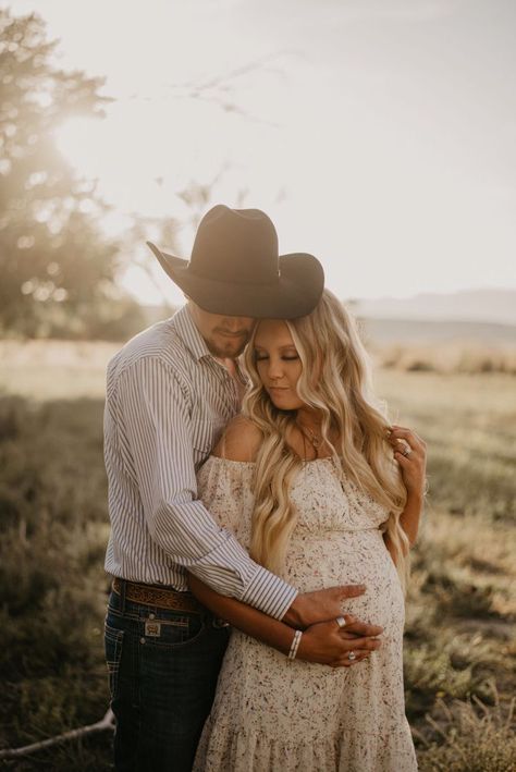 Western Couple Maternity Photoshoot, Maternity Pictures Cowboy Boots, Country Maternity Photos Family, Maternity Photography Cowboy, Cowgirl Maternity Pictures, Western Theme Maternity Photos, Country Style Maternity Photos, Maternity Photo Shoot Ideas Country, Country Maternity Photoshoot