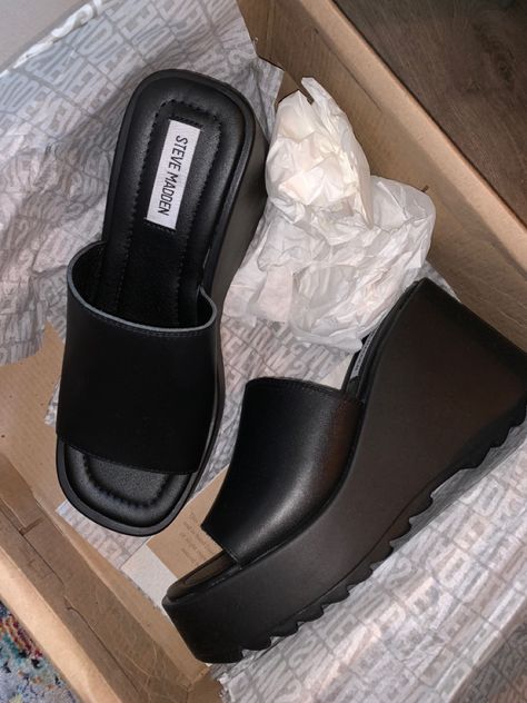 Platform Sandals Aesthetic, Black Chunky Sandals Outfit, Platform Sandals Outfit Aesthetic, Chunky Platform Sandals Outfit, Black Platform Sandals Outfit, Chunky Sandals Outfit, Sandals 2020 Trends, Black Chunky Sandals, Platform Sandals Outfit