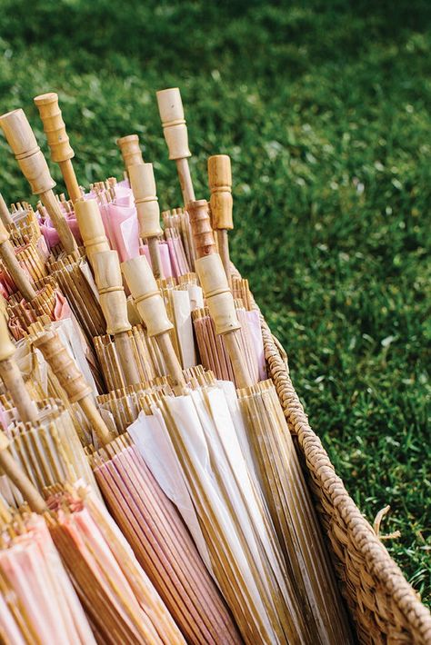 Wedding Party Favors For Guests, Parasol Wedding, Paper Parasol, Wedding Favors And Gifts, Edible Wedding Favors, Umbrella Wedding, Beach Wedding Favors, Garden Party Wedding, Diy Wedding Favors